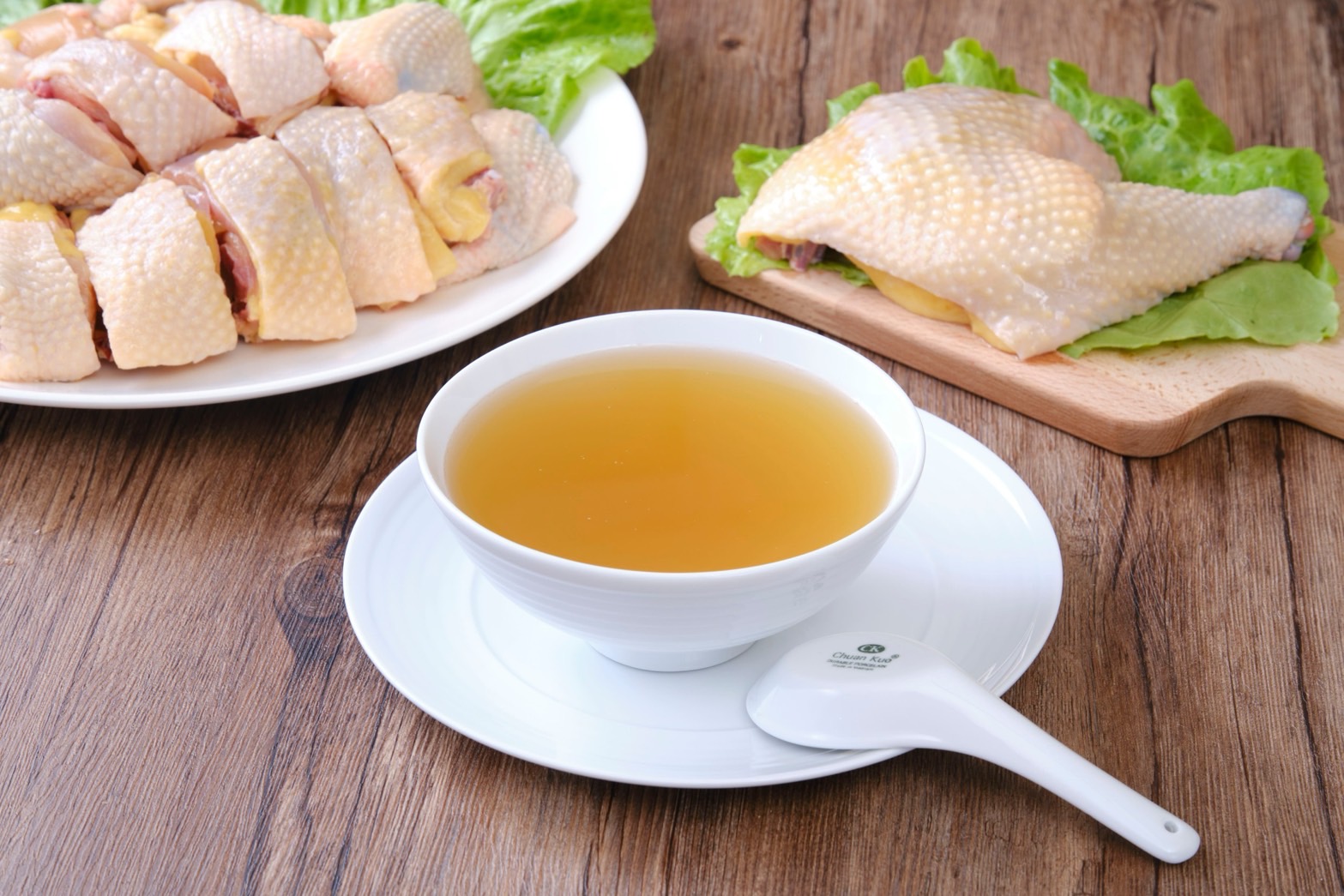 冷凍放山雞與滴雞精湯品的餐桌情境